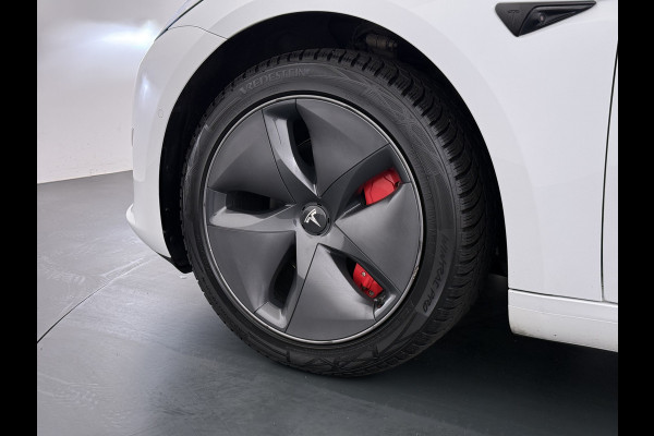 Tesla Model 3 RWD SR plus 325PK Lmv 18" AutoPilot FSD Leder Panoramadak Adaptive-Cruise Camera's Elektr.-Stuur+Stoelen+Spiegels+Geheugen+Easy- Navi LED Comfortstoelen ACC DAB Voorverwarmen interieur via App Keyless One-Pedal-Drive Origineel Nederlandse auto tot 11kw laden thuis!