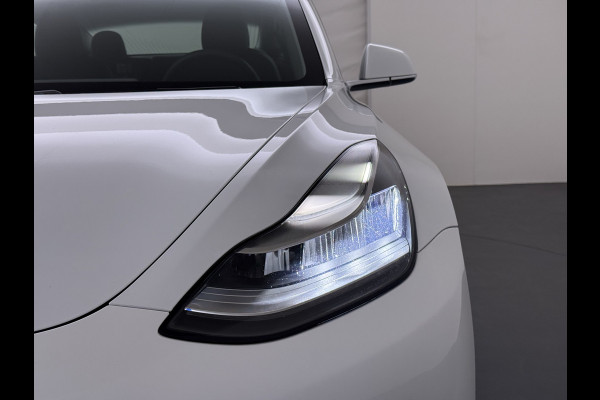 Tesla Model 3 RWD SR plus 325PK Lmv 18" AutoPilot FSD Leder Panoramadak Adaptive-Cruise Camera's Elektr.-Stuur+Stoelen+Spiegels+Geheugen+Easy- Navi LED Comfortstoelen ACC DAB Voorverwarmen interieur via App Keyless One-Pedal-Drive Origineel Nederlandse auto tot 11kw laden thuis!