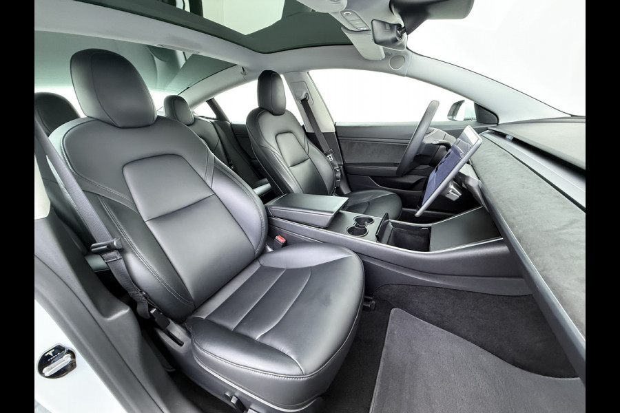 Tesla Model 3 RWD SR plus 325PK Lmv 18" AutoPilot FSD Leder Panoramadak Adaptive-Cruise Camera's Elektr.-Stuur+Stoelen+Spiegels+Geheugen+Easy- Navi LED Comfortstoelen ACC DAB Voorverwarmen interieur via App Keyless One-Pedal-Drive Origineel Nederlandse auto tot 11kw laden thuis!