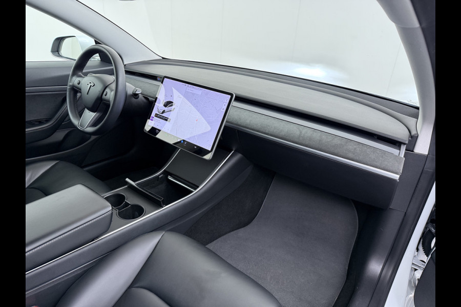 Tesla Model 3 RWD SR plus 325PK Lmv 18" AutoPilot FSD Leder Panoramadak Adaptive-Cruise Camera's Elektr.-Stuur+Stoelen+Spiegels+Geheugen+Easy- Navi LED Comfortstoelen ACC DAB Voorverwarmen interieur via App Keyless One-Pedal-Drive Origineel Nederlandse auto tot 11kw laden thuis!