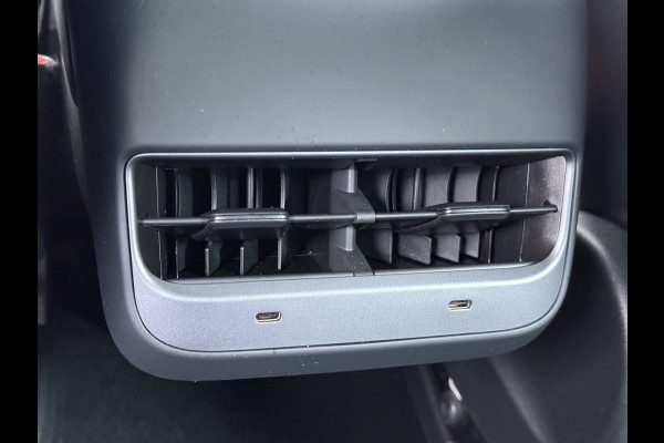 Tesla Model 3 RWD SR plus 325PK Lmv 18" AutoPilot FSD Leder Panoramadak Adaptive-Cruise Camera's Elektr.-Stuur+Stoelen+Spiegels+Geheugen+Easy- Navi LED Comfortstoelen ACC DAB Voorverwarmen interieur via App Keyless One-Pedal-Drive Origineel Nederlandse auto tot 11kw laden thuis!