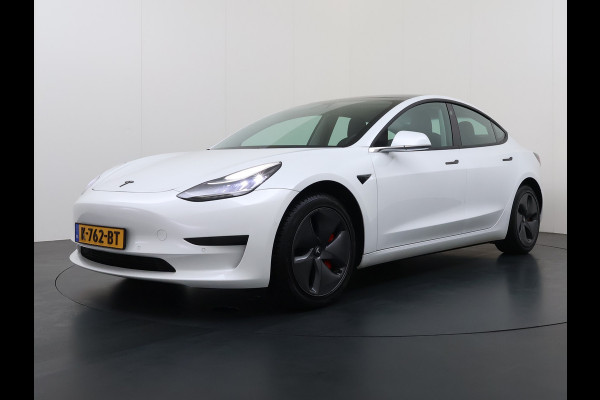 Tesla Model 3 RWD SR plus 325PK Lmv 18" AutoPilot FSD Leder Panoramadak Adaptive-Cruise Camera's Elektr.-Stuur+Stoelen+Spiegels+Geheugen+Easy- Navi LED Comfortstoelen ACC DAB Voorverwarmen interieur via App Keyless One-Pedal-Drive Origineel Nederlandse auto tot 11kw laden thuis!