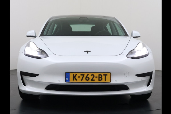 Tesla Model 3 RWD SR plus 325PK Lmv 18" AutoPilot FSD Leder Panoramadak Adaptive-Cruise Camera's Elektr.-Stuur+Stoelen+Spiegels+Geheugen+Easy- Navi LED Comfortstoelen ACC DAB Voorverwarmen interieur via App Keyless One-Pedal-Drive Origineel Nederlandse auto tot 11kw laden thuis!