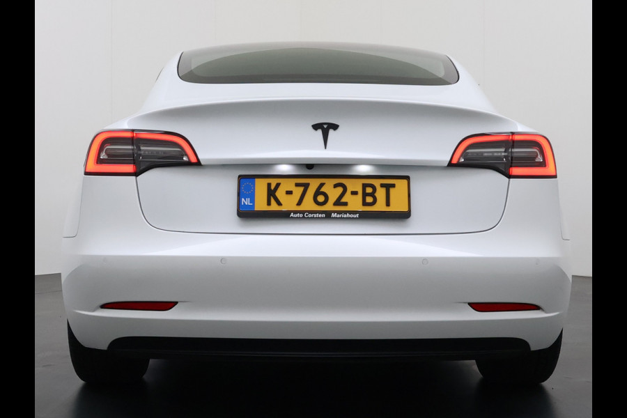 Tesla Model 3 RWD SR plus 325PK Lmv 18" AutoPilot FSD Leder Panoramadak Adaptive-Cruise Camera's Elektr.-Stuur+Stoelen+Spiegels+Geheugen+Easy- Navi LED Comfortstoelen ACC DAB Voorverwarmen interieur via App Keyless One-Pedal-Drive Origineel Nederlandse auto tot 11kw laden thuis!