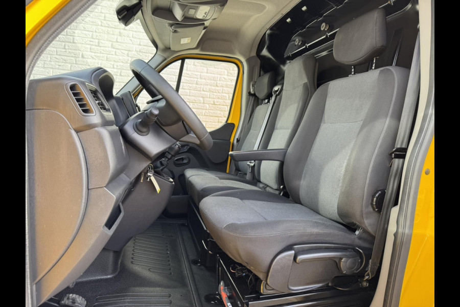 Renault Master T35 2.3 dCi 135 L2H2 Comfort Airco Cruise control Apple / Android Navigatie Laadruimte afgewerkt
