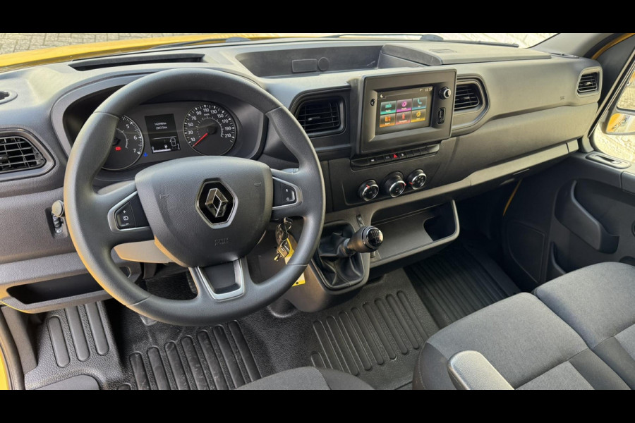 Renault Master T35 2.3 dCi 135 L2H2 Comfort Airco Cruise control Apple / Android Navigatie Laadruimte afgewerkt