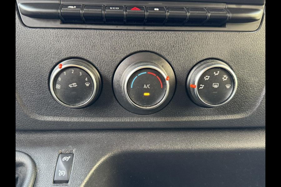 Renault Master T35 2.3 dCi 135 L2H2 Comfort Airco Cruise control Apple / Android Navigatie Laadruimte afgewerkt
