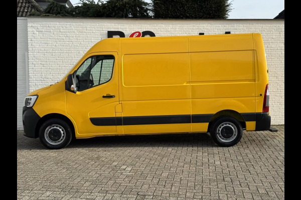 Renault Master T35 2.3 dCi 135 L2H2 Comfort Airco Cruise control Apple / Android Navigatie Laadruimte afgewerkt