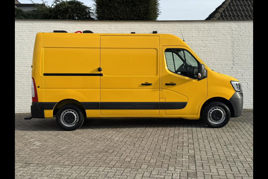 Renault Master T35 2.3 dCi 135 L2H2 Comfort Airco Cruise control Apple / Android Navigatie Laadruimte afgewerkt