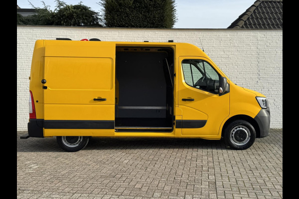 Renault Master T35 2.3 dCi 135 L2H2 Comfort Airco Cruise control Apple / Android Navigatie Laadruimte afgewerkt