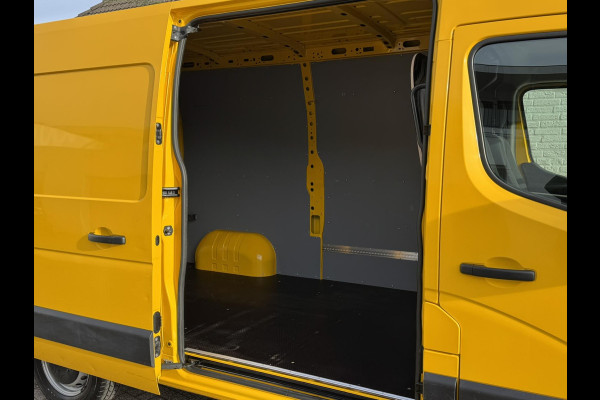 Renault Master T35 2.3 dCi 135 L2H2 Comfort Airco Cruise control Apple / Android Navigatie Laadruimte afgewerkt