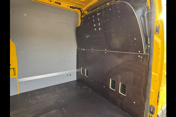 Renault Master T35 2.3 dCi 135 L2H2 Comfort Airco Cruise control Apple / Android Navigatie Laadruimte afgewerkt