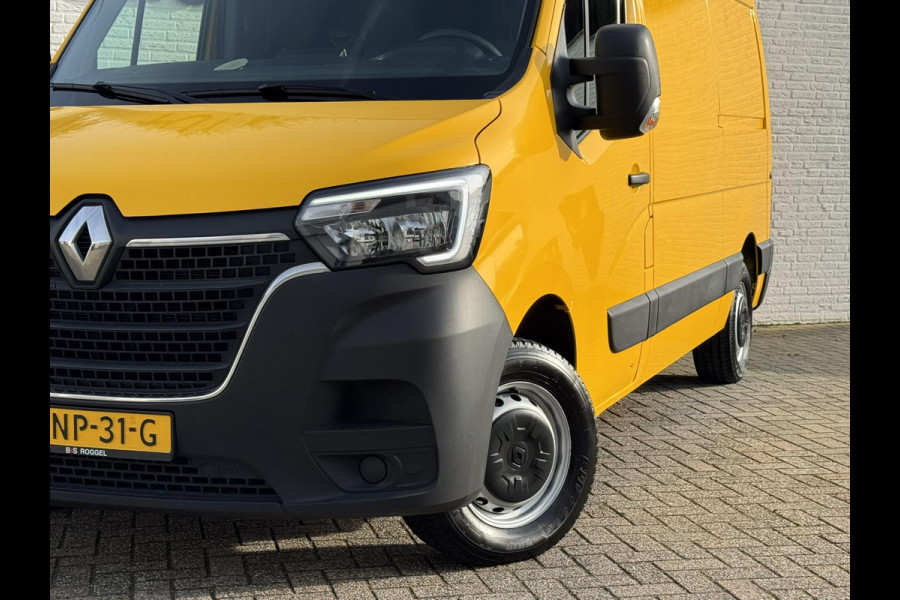 Renault Master T35 2.3 dCi 135 L2H2 Comfort Airco Cruise control Apple / Android Navigatie Laadruimte afgewerkt