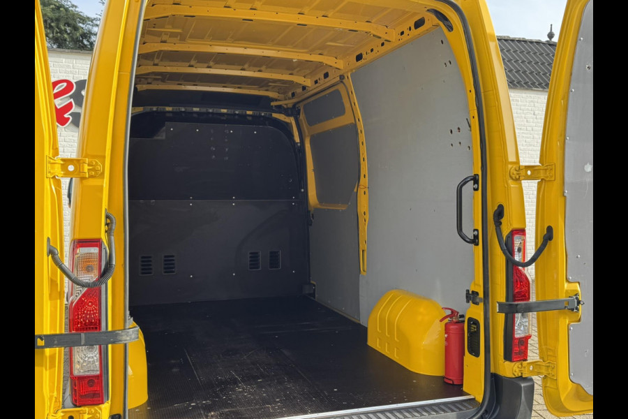 Renault Master T35 2.3 dCi 135 L2H2 Comfort Airco Cruise control Apple / Android Navigatie Laadruimte afgewerkt