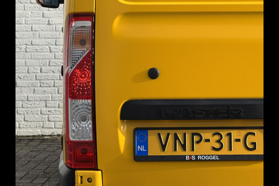 Renault Master T35 2.3 dCi 135 L2H2 Comfort Airco Cruise control Apple / Android Navigatie Laadruimte afgewerkt