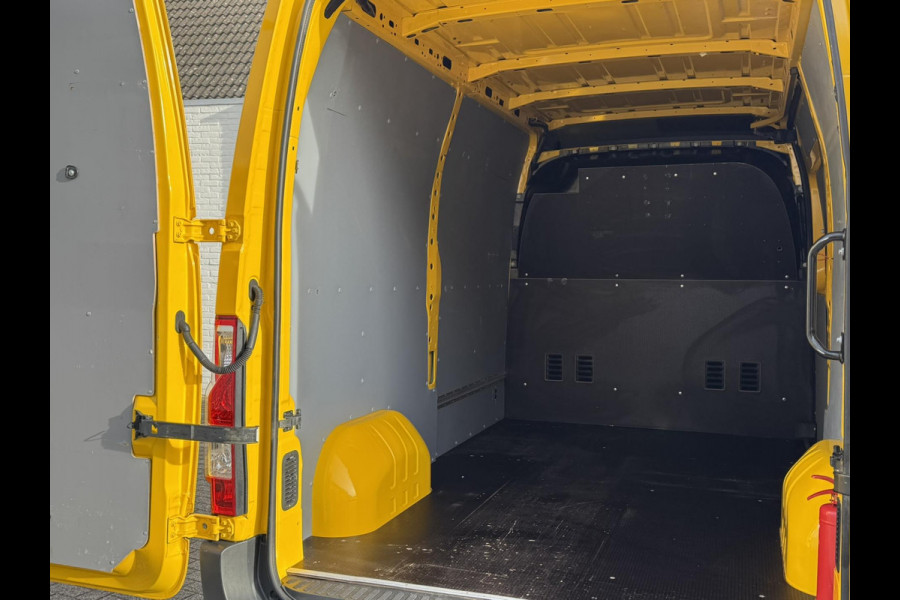 Renault Master T35 2.3 dCi 135 L2H2 Comfort Airco Cruise control Apple / Android Navigatie Laadruimte afgewerkt