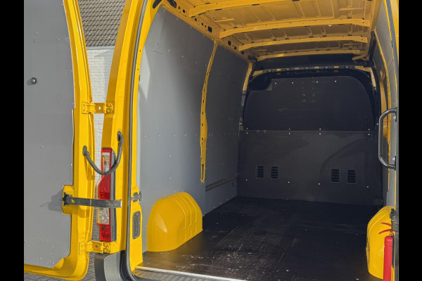 Renault Master T35 2.3 dCi 135 L2H2 Comfort Airco Cruise control Apple / Android Navigatie Laadruimte afgewerkt