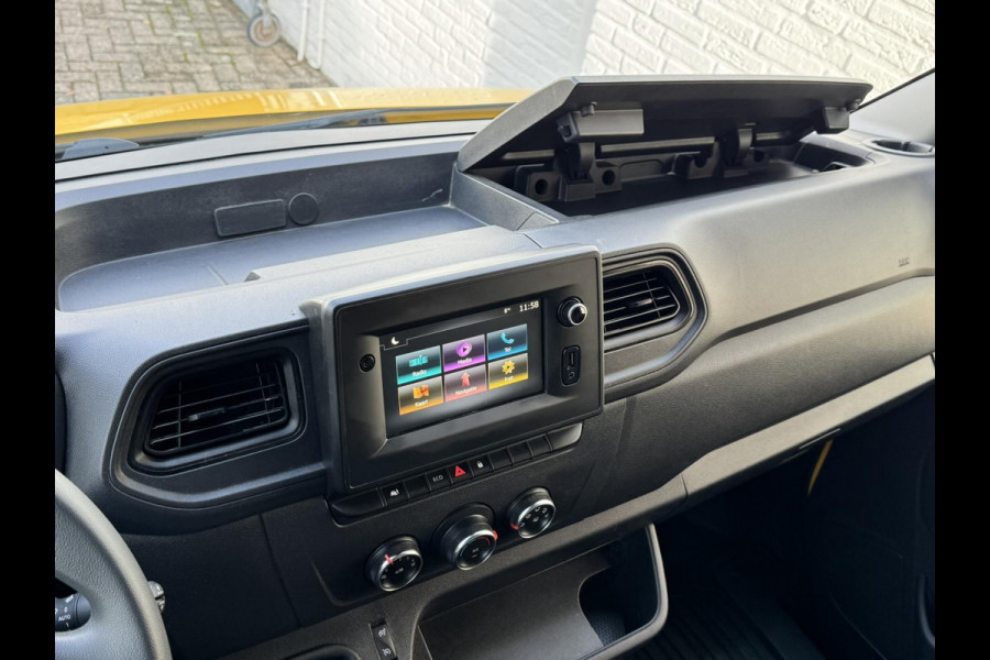 Renault Master T35 2.3 dCi 135 L2H2 Comfort Airco Cruise control Apple / Android Navigatie Laadruimte afgewerkt