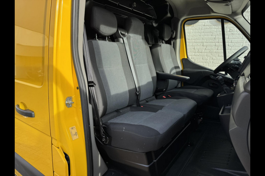 Renault Master T35 2.3 dCi 135 L2H2 Comfort Airco Cruise control Apple / Android Navigatie Laadruimte afgewerkt