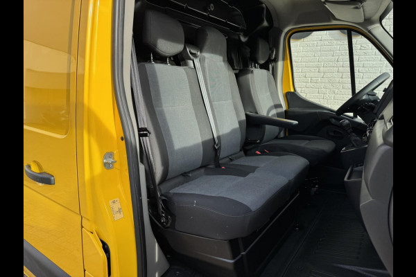 Renault Master T35 2.3 dCi 135 L2H2 Comfort Airco Cruise control Apple / Android Navigatie Laadruimte afgewerkt