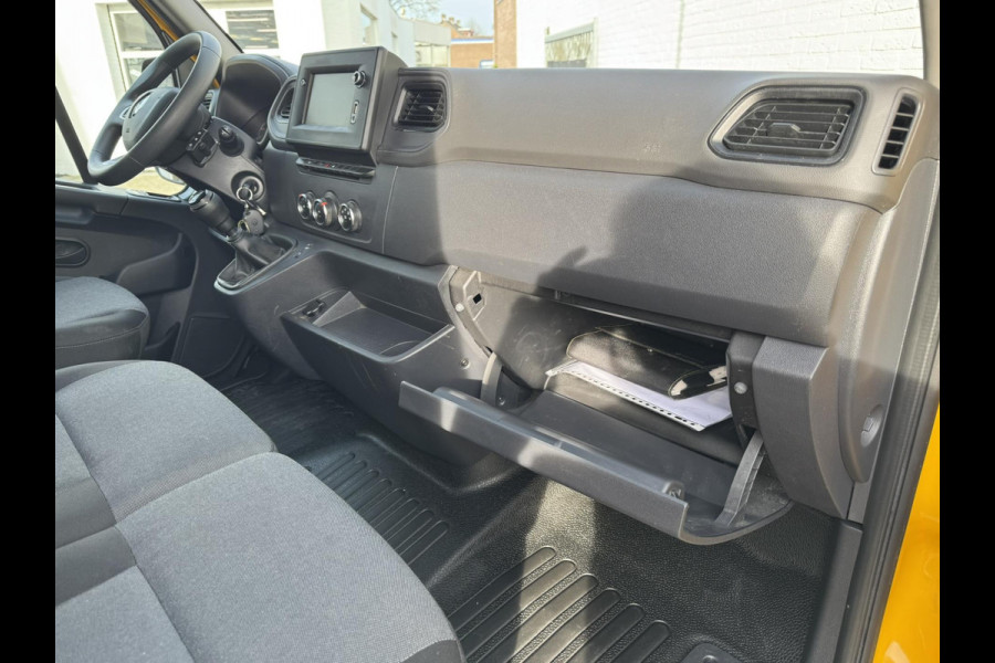 Renault Master T35 2.3 dCi 135 L2H2 Comfort Airco Cruise control Apple / Android Navigatie Laadruimte afgewerkt