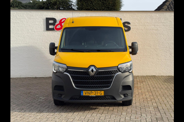 Renault Master T35 2.3 dCi 135 L2H2 Comfort Airco Cruise control Apple / Android Navigatie Laadruimte afgewerkt