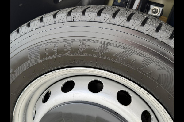 Renault Master T35 2.3 dCi 135 L2H2 Comfort Airco Cruise control Apple / Android Navigatie Laadruimte afgewerkt