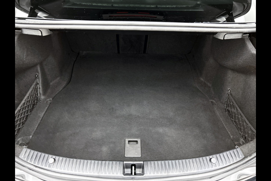 Mercedes-Benz C-Klasse 200 Business Solution AMG Lichtmetalen velgen | Navigatie | Trekhaak | Parking support met camera achter | Inclusief 24 maanden MB Certified garantie voor Europa.