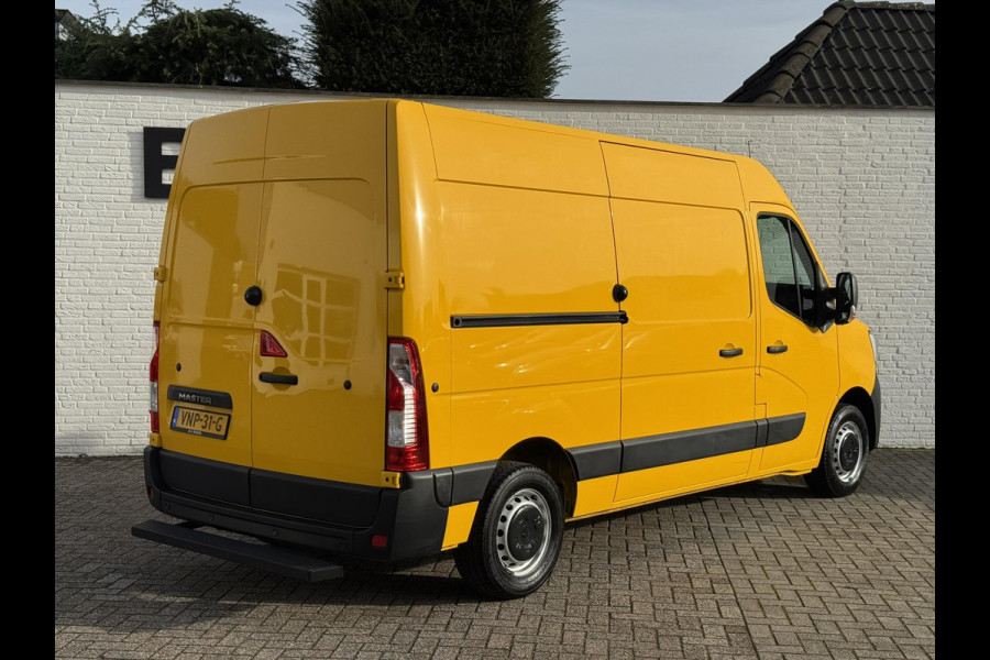 Renault Master T35 2.3 dCi 135 L2H2 Comfort Airco Cruise control Apple / Android Navigatie Laadruimte afgewerkt
