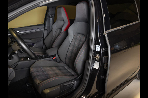 Volkswagen Golf 2.0 TSI GTI / 245pk / Achteruitrij camera / Dodehoek assistent / Stoel en stuurverwarming /