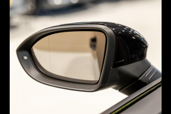 Volkswagen Golf 2.0 TSI GTI / 245pk / Achteruitrij camera / Dodehoek assistent / Stoel en stuurverwarming /