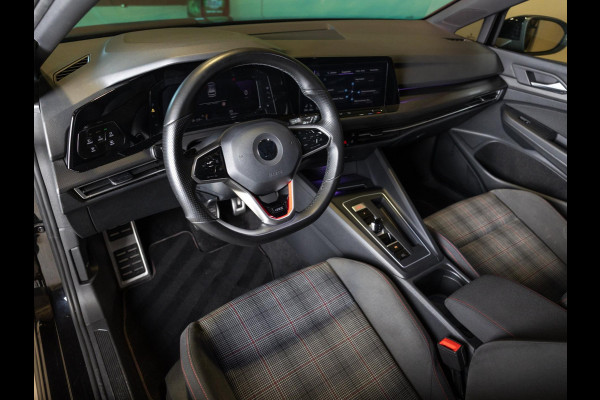 Volkswagen Golf 2.0 TSI GTI / 245pk / Achteruitrij camera / Dodehoek assistent / Stoel en stuurverwarming /