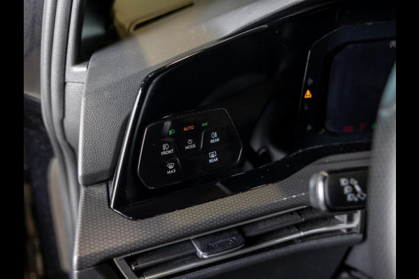 Volkswagen Golf 2.0 TSI GTI / 245pk / Achteruitrij camera / Dodehoek assistent / Stoel en stuurverwarming /