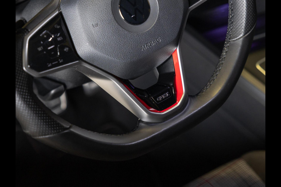 Volkswagen Golf 2.0 TSI GTI / 245pk / Achteruitrij camera / Dodehoek assistent / Stoel en stuurverwarming /