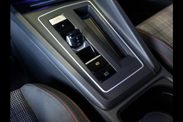 Volkswagen Golf 2.0 TSI GTI / 245pk / Achteruitrij camera / Dodehoek assistent / Stoel en stuurverwarming /