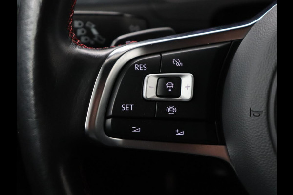 Volkswagen T-Roc 1.5 TSI Sport | Trekhaak | Camera | Carplay | Full LED | Adaptive cruise | Virtual Cockpit | Climate control | Navigatie | Bluetooth | Parkeerhulp