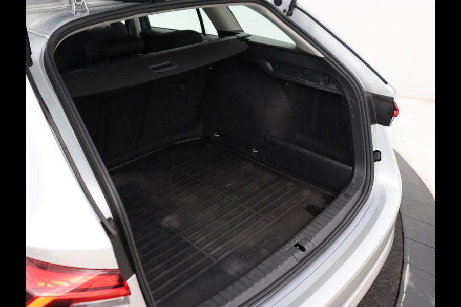 Škoda Octavia 1.0 e-TSI Ambition | Stoelverwarming | Trekhaak | Carplay | Navigatie | Full LED | Parkeerhulp | Cruise control | Climate control | Bluetooth