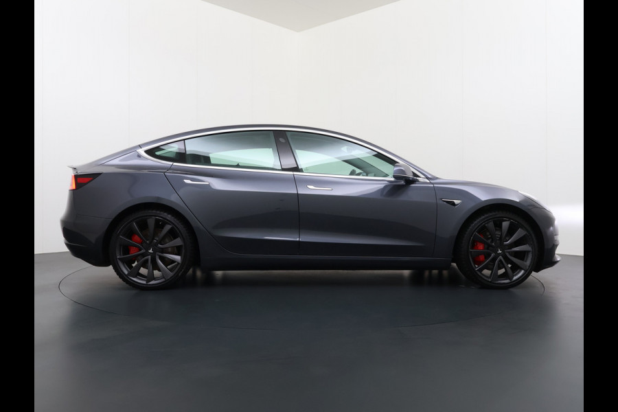 Tesla Model 3 Performance 513pk 0-100 3,4sec AWD Lmv 20" AutoPilot Rode Remklauwen Carbon Spoiler Panoramadak Adaptive Cruise Camera's Leer Pd Elektr.-A-Klep+Stuur+Verst.Stoel+Geheugen Easy Entry Stoel+Bank-Verwarmd Keyless WiFi  75kWh 4WD 1e Eigenaar Origineel Nederlandse Auto Nieuwprijs € 65.680 SOH 83%