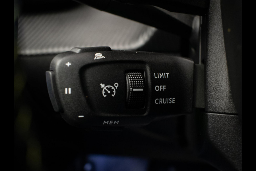 Peugeot 208 1.2 PureTech GT Pack (PANORAMADAK,CARPLAY,ELECTRISCHE STOELEN,LEDER,3D CAMERA,LED,XENON,BLACK/PACK,PDC,NETTESTAAT)