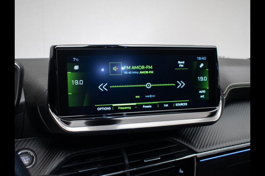 Peugeot 208 1.2 PureTech GT Pack (PANORAMADAK,CARPLAY,ELECTRISCHE STOELEN,LEDER,3D CAMERA,LED,XENON,BLACK/PACK,PDC,NETTESTAAT)