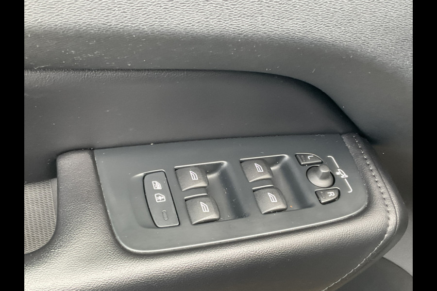 Volvo XC60 2.0 T8 Plug-in hybrid AWD Plus Dark 1Eig BLIS Memory Stoel/stuur Verw Pano Carplay