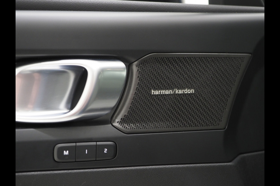 Volvo XC40 1.5 T5 Plug-in hybrid Ultimate Dark | Panoramadak | Tailored Wool Blend | Harman/Kardon | Trekhaak | 360 | Keyless