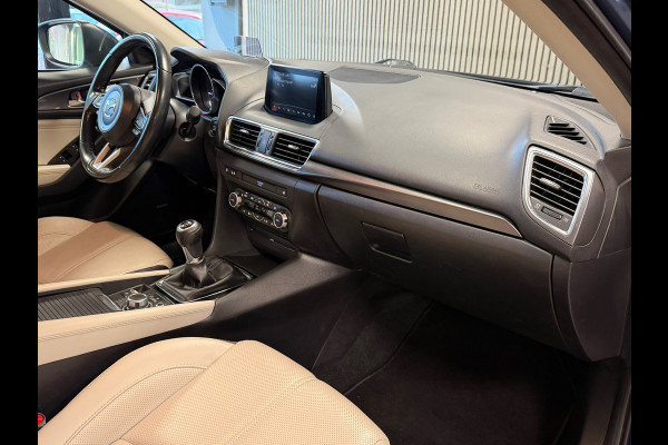 Mazda 3 2.0 SkyActiv-G 120 GT-M ACC CAMERA PARKEERSENSOREN VOOR EN ACHTER NAVI STUUR/STOELVERWARMING DODEHOEKSBEWAKING