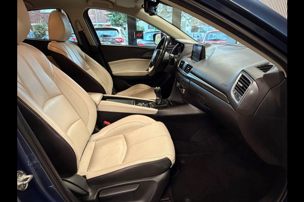 Mazda 3 2.0 SkyActiv-G 120 GT-M ACC CAMERA PARKEERSENSOREN VOOR EN ACHTER NAVI STUUR/STOELVERWARMING DODEHOEKSBEWAKING