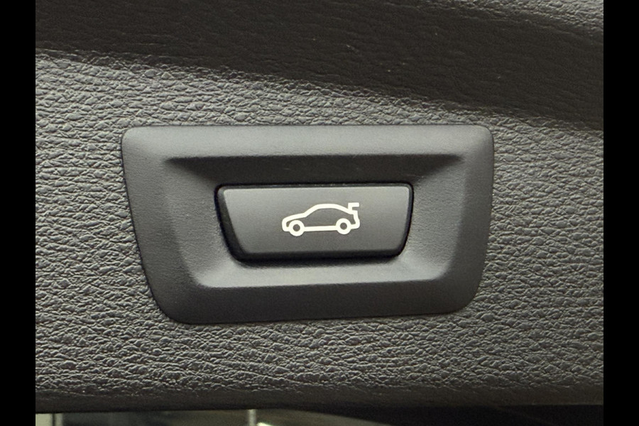 BMW X2 sDrive20i M SPORT | LEDER | PANORAMA | STOELVERWARMING | 18 INCH LM VELGEN |