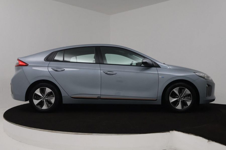 Hyundai IONIQ Comfort EV (ACHTERUITRIJCAMERA, NAVIGATIE, CRUISE CONTROL ADAPTIEF, STOELVERWARMING)