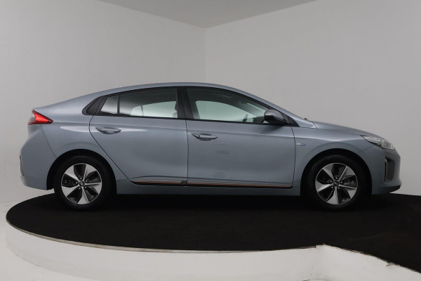 Hyundai IONIQ Comfort EV (ACHTERUITRIJCAMERA, NAVIGATIE, CRUISE CONTROL ADAPTIEF, STOELVERWARMING)