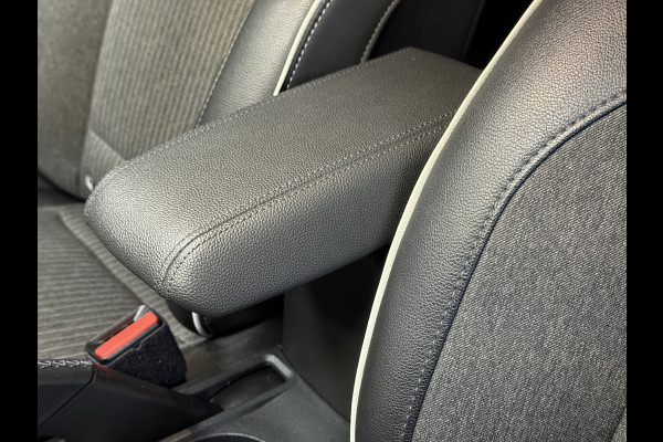 Renault Clio 1.3 TCe 130pk Aut | intens | Groot Navi | 17" | Stoelverwarming | Carplay | Cruise Control | 100% Dealer onderhouden!