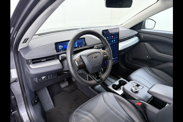 Ford Mustang Mach-E Extended RWD 98 kWh SOH 94% 294pk Pano-Dak Leer+8-weg-Elektr+Verwarmd+Geheugen 360-Camera Bang&Olufsen-HiFi Elektr.Achter Keyless Smartphone-key Dual-Ecc Ford-pass-Connect/Entry Speed-Assist Active-Breaking Blind-Spot-warning Driver-Alerd AB+  LMv LED-Lamp-v+a € 59.000 nieuw Orig.Nederlandse Auto 1e Eigenaar WLTP 610km