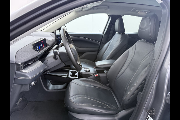 Ford Mustang Mach-E Extended RWD 98 kWh SOH 94% 294pk Pano-Dak Leer+8-weg-Elektr+Verwarmd+Geheugen 360-Camera Bang&Olufsen-HiFi Elektr.Achter Keyless Smartphone-key Dual-Ecc Ford-pass-Connect/Entry Speed-Assist Active-Breaking Blind-Spot-warning Driver-Alerd AB+  LMv LED-Lamp-v+a € 59.000 nieuw Orig.Nederlandse Auto 1e Eigenaar WLTP 610km